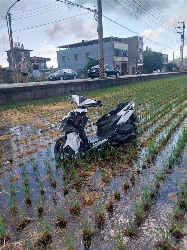 吳男機車嚴重毀損。（民眾提供／李京昇苗栗傳真）