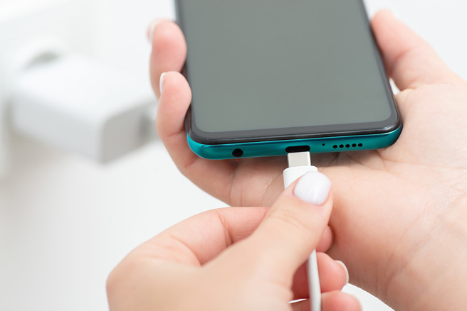 女子一觉醒来后，发现腿部被充电器烧出窟窿。(图:shutterstock/达志)