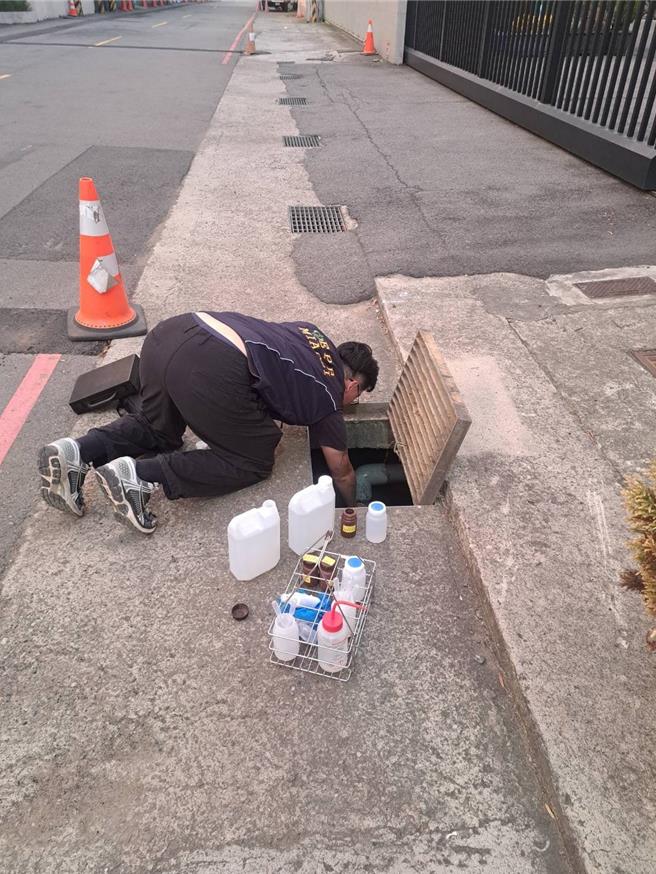 环保局人员到场採样。（陈光轩提供／李京升苗栗传真）