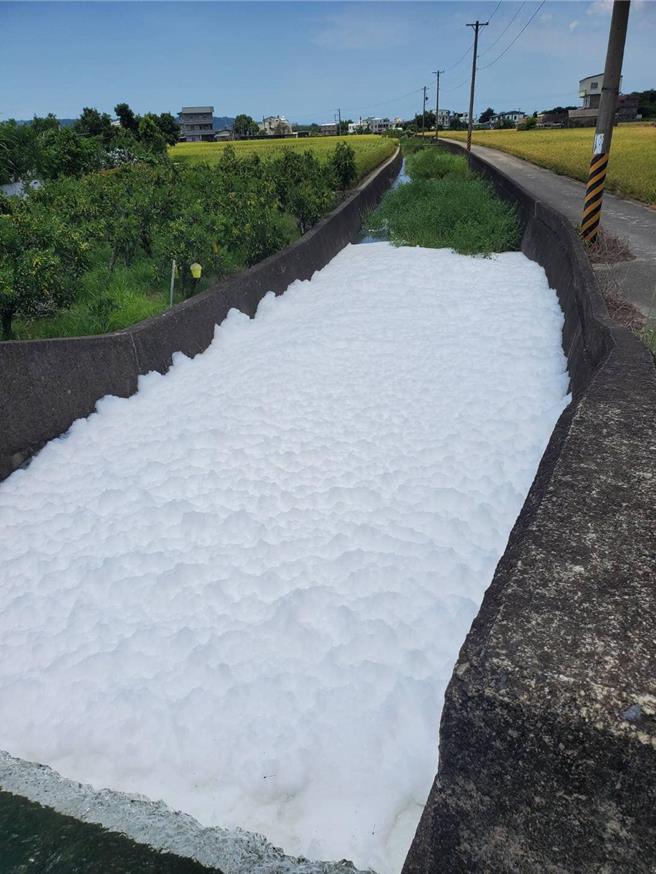 铜锣乡中平村七十份和公馆乡石墙村交界处地方的水圳日前也有大量泡沫。（徐裕逢提供／李京升苗栗传真）