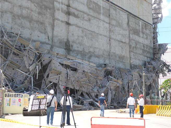云林县斗六市福懋科技公司发生鹰架倒塌意外，造成2死3伤，7日劳动部职安署现勘，初判事故原因可能为工程鹰架「壁连座」未使用符合国家标准材质。（张朝欣摄）