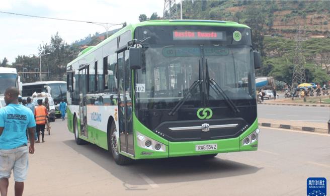 卢安达首都基加利，行驶在马路上的中国造电动公车。（新华社）