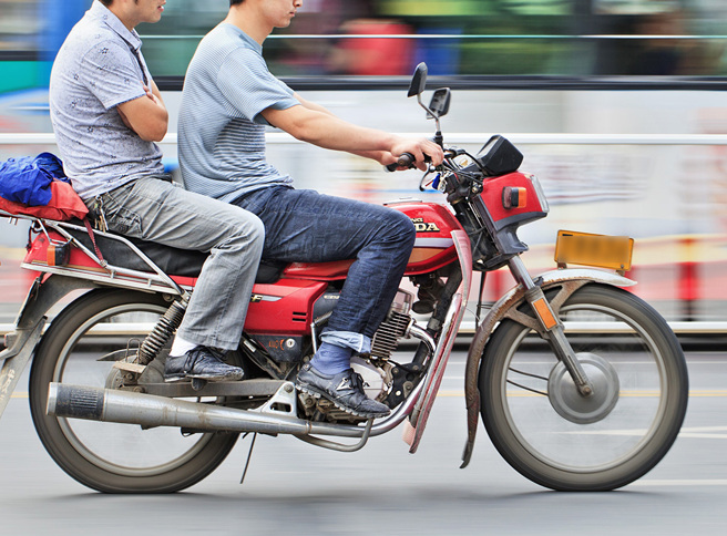 印度2名男子共乘機車時，因為拍攝短影音而發生車禍，導致1死1重傷。(圖:shutterstock/達志)