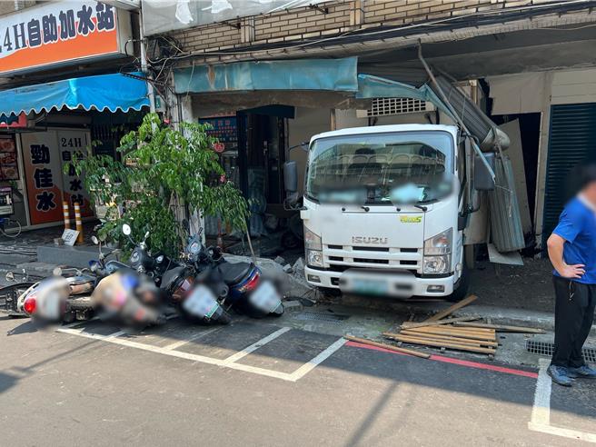小貨車倒退嚕連撞多輛車後，還波及一戶民宅。（新莊警分局提供）