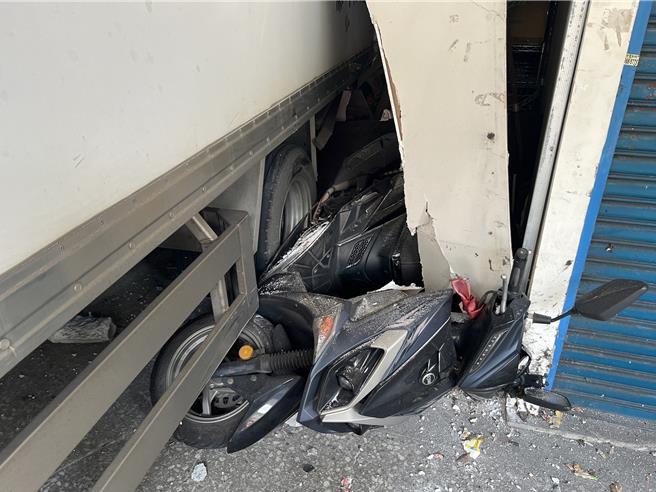 機車被小貨車撞及後卡在車下。（新莊警分局提供）