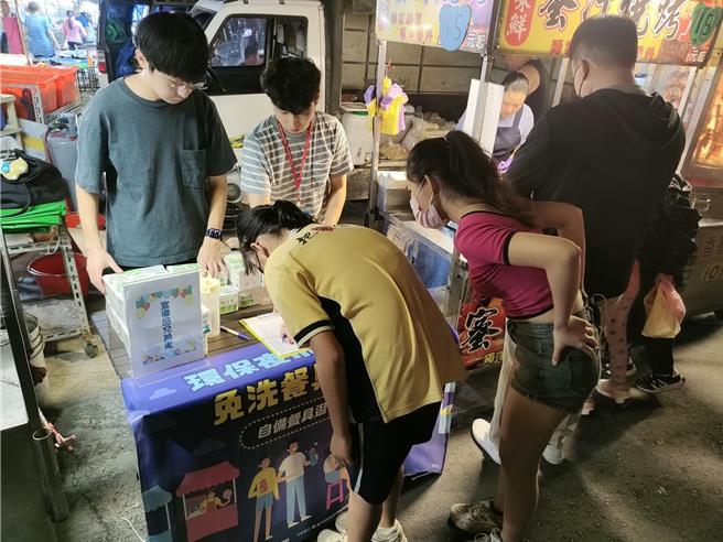 新竹县环保局7月在关西夜市推出减塑减废活动，民眾自备容器逛关西夜市，有机会获得限量小礼。（新竹县府提供／邱立雅竹县传真）