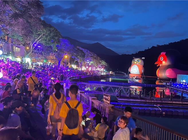 花蓮暑期盛事「紅面鴨FUN暑假」13日將在壽豐鄉鯉魚潭風景區登場，今年除有以往的精彩水舞秀，更特別邀請國際舞鈴劇場登台演出，盼吸引遊客前往地方旅遊，刺激觀光效益。（花蓮縣政府提供／羅亦晽花蓮傳真）