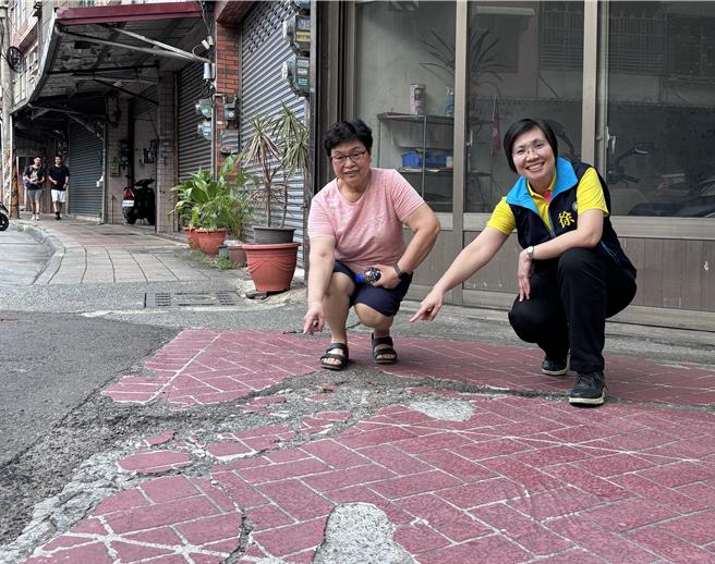 立法委員徐欣瑩（右）協助新竹縣向內政部國土管理署爭取「均衡城鄉村里道路改善計畫」預算3500萬元，來改善新埔鎮等7個鄉鎮的道路品質。（徐欣瑩辦公室提供／邱立雅竹縣傳真）