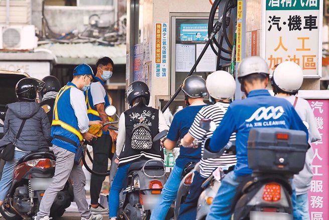 8日凌晨零时起汽、柴油价格各调涨0.1元。