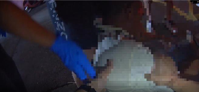 7旬老翁酒醉路倒員警協助返家。（翻攝畫面）