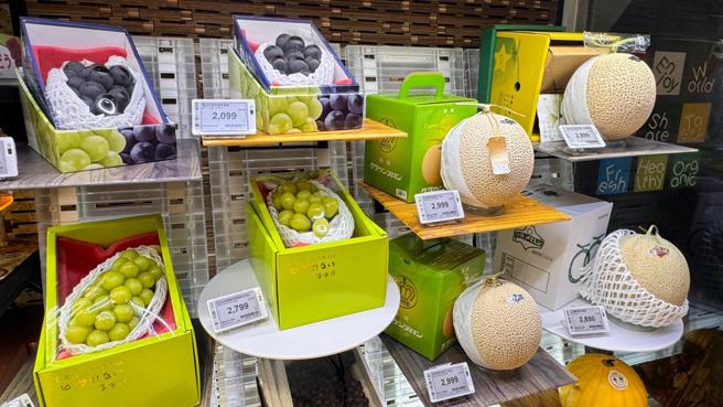 高雄百貨再添亮點，Mia C'bon提供自組禮盒，自由選擇喜歡的水果搭配。（圖片來源：家樂福提供）