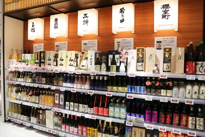 高雄百貨再添亮點，Mia C'bon頂級超市義享店登場，設置多樣化的酒類專區。（圖片來源：家樂福提供）