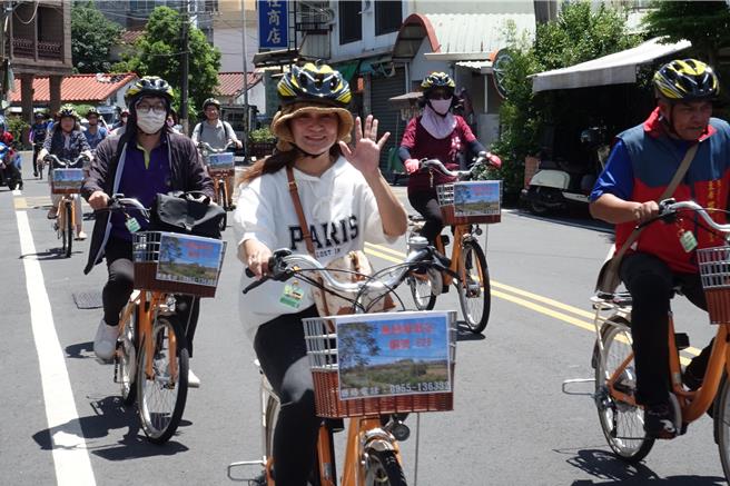屏東萬巒綠色單車站啟用，遊客可騎乘電輔車暢遊萬巒景點。（羅琦文攝）