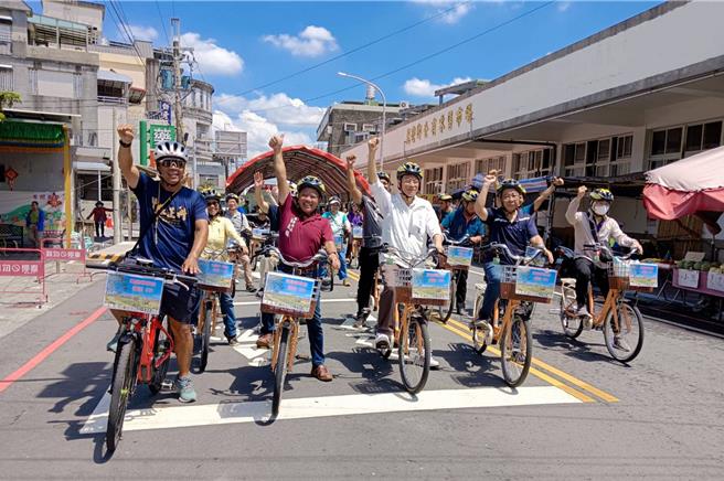 萬巒鄉長林國順（左二）推廣綠色低碳旅遊，推出電輔車遊萬巒。（羅琦文攝）