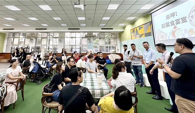 一人一菜的青年小聚有市府多位局處長到場，與創業青年、店家分享可申請相關計畫資源。（嘉義市政府提供∕呂妍庭嘉義傳真）