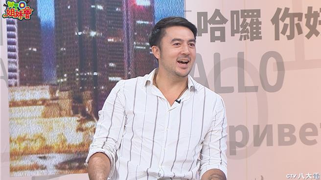 班傑原以為台灣的金紙桶是垃圾桶。（八大提供）