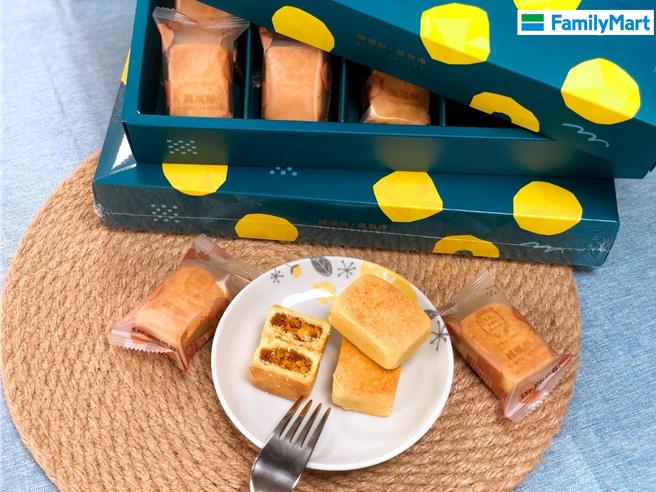 7月8日上午10點起，「全家行動購」線上通路開賣《陳耀訓．麵包埠》「鳳凰酥」，限定優惠價599元。（全家提供／朱世凱台北傳真）