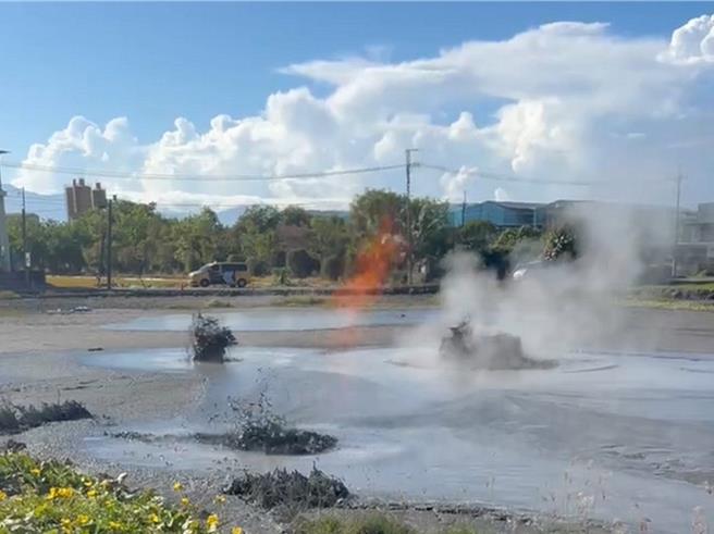 萬丹泥火山今年第2度噴發，這次共有2處、4個噴孔。（陳玉意提供／羅琦文屏東傳真）