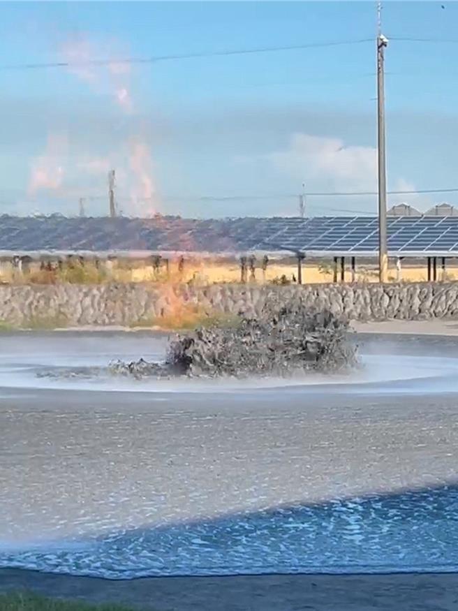 萬丹泥火山噴發，冒出熊熊火光。（陳玉意提供／羅琦文屏東傳真）