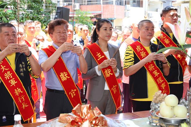 南投水里乡天圣宫主祀圣母妈祖座下「虎爷大将军」，7日举办遶境等活动为「虎爷」祝寿，吸引大批信眾前来祭拜祈福，县长许淑华（中）担任主献官开香。（南投县府提供／陈淑芬南投传真）