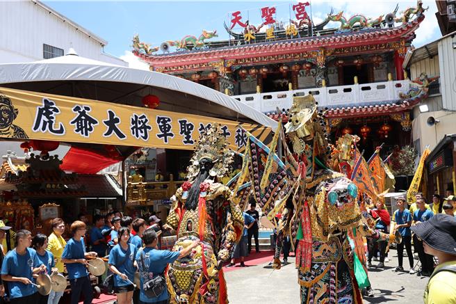 南投水里乡天圣宫主祀圣母妈祖座下「虎爷大将军」，7日举办遶境等系列活动为「虎爷」祝寿，神轿率领阵头浩浩荡荡出巡。（南投县府提供／陈淑芬南投传真）