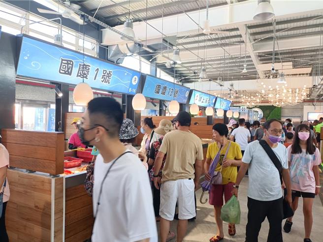 台中大甲松柏漁港生鱻市集7日熱鬧開幕。（陳淑娥攝）