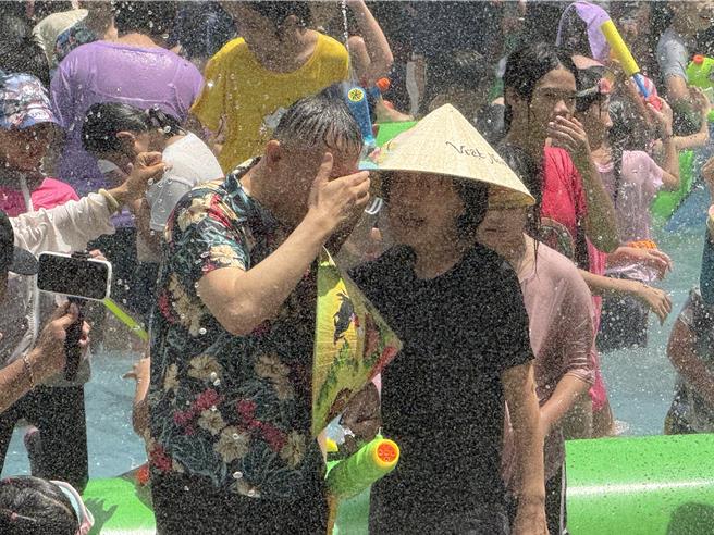 炎夏来临，民眾党台中市议员江和树7日在大里十九甲健康公园举办「大里人泼水节」迎接酷暑，党主席柯文哲偕妻子陈佩琪到场同乐，成为全场攻击焦点，不一会儿就被淋得全身湿。（潘虹恩摄）