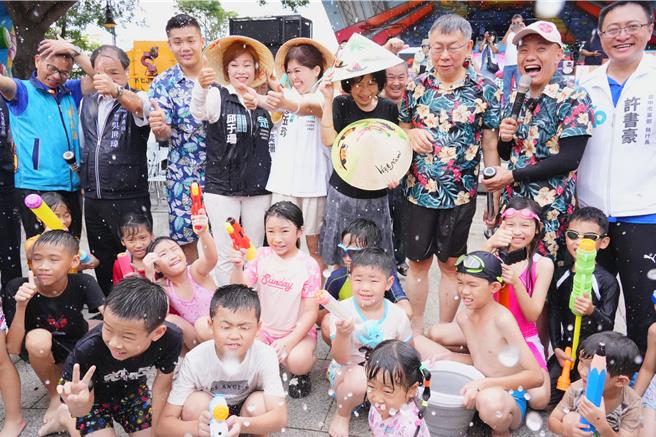民眾党台中市议员江和树7日在大里十九甲健康公园举办「大里人泼水节」迎接酷暑，由民眾党党主席柯文哲夫妇、多位民眾党民代、中市民政局长吴世玮与大里区长郑正忠等人进行开水仪式，全场大小朋友疯狂打水仗玩翻天。（中市府提供／潘虹恩台中传真）