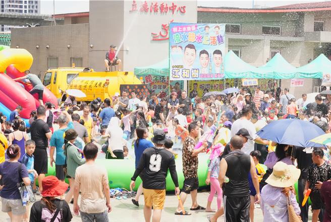 民眾党台中市议员江和树7日在大里十九甲健康公园举办「大里人泼水节」迎接酷暑，大批乡亲带着孩子前来玩水，现场洒水车时不时喷洒出水柱，清凉消暑。（中市府提供／潘虹恩台中传真）