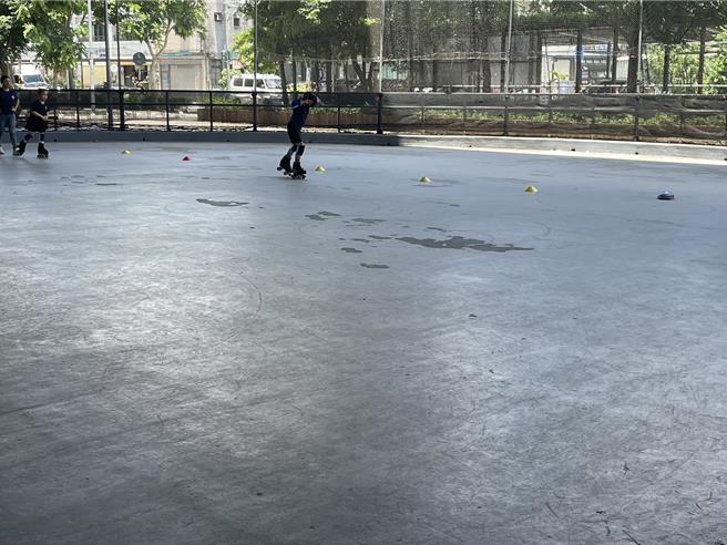 桃園市龍潭區國道3號橋下設有溜冰場地，因使用人數多且頻繁，造成地板鋪面破所，下雨天還會積水以及照明設施不足等眾多問題。（黃敬平提供／呂筱蟬桃園傳真）