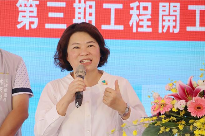 嘉義市長黃敏惠說，致力改善殯葬設施，加上道路工程施作，就是希望提供家屬更舒適的環境。（呂妍庭攝）、撫慰家屬悲傷心情，讓先人有尊嚴地走完人生最後一哩路。