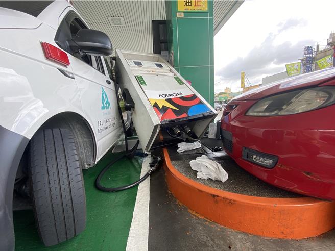 彰化市中華西路與中央路口7日下午2點多發生離奇的連環車禍，29歲的莊姓男子駕駛紅色馬三轎車行經中華西路與中央路口時，欵因恍神，追撞前方輛喜美轎車後，車輛再衝入對向加油站，撞倒加油島的加油機，並波及到1輛正在加油的救護車。（孫英哲攝）