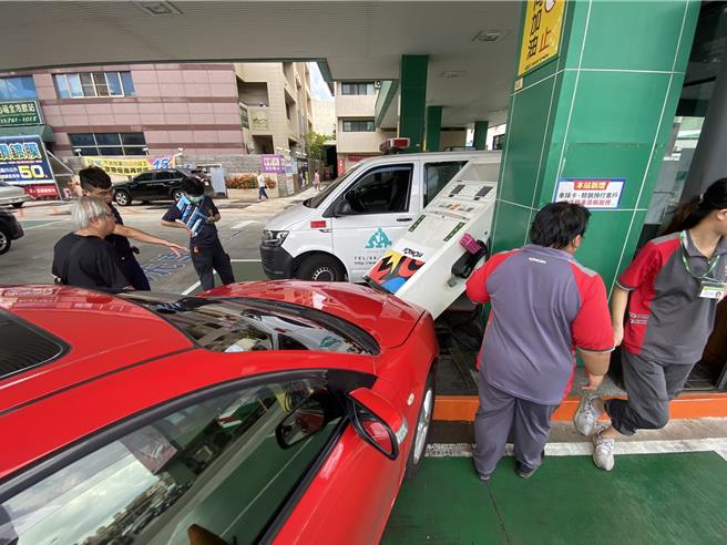 彰化市中華西路與中央路口7日下午2點多發生離奇的連環車禍，29歲的莊姓男子駕駛紅色馬三轎車行經中華西路與中央路口時，欵因恍神，追撞前方輛喜美轎車後，車輛再衝入對向加油站，撞倒加油島的加油機，並波及到1輛正在加油的救護車。（孫英哲攝）