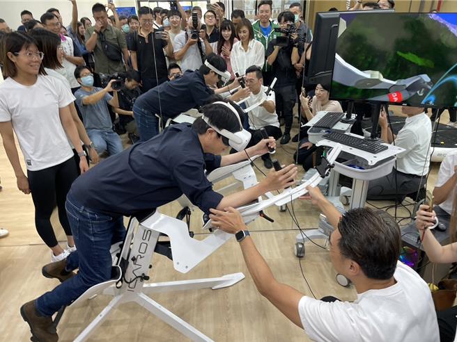 高雄第8座运动中心「前金区运动中心」7日举办开幕典礼，高雄市长陈其迈也特别前来共襄盛举，并体验各项AI智慧运动器材。（洪浩轩摄）