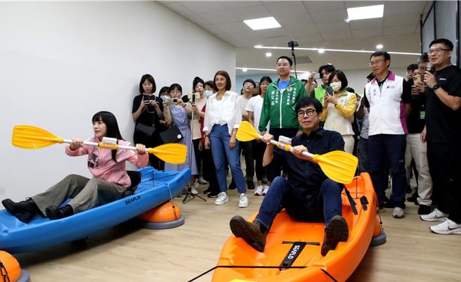 高雄第8座运动中心「前金区运动中心」7日举办开幕典礼，高雄市长陈其迈也特别前来共襄盛举，并体验各项AI智慧运动器材。（洪浩轩摄）