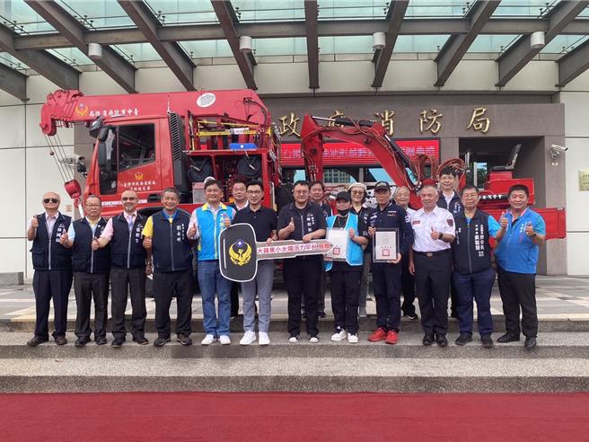 台中市消防局獲民間捐贈1輛總價約700萬元的「特殊地形越野救災車」，台中市副市長鄭照新（右6）7日在捐贈儀式表示，期望能號召更多善心企業響應，廣納社會資源提升公共安全，打造安心、放心、更優質的生活環境。（台中市消防局提供／陳淑芬台中傳真）