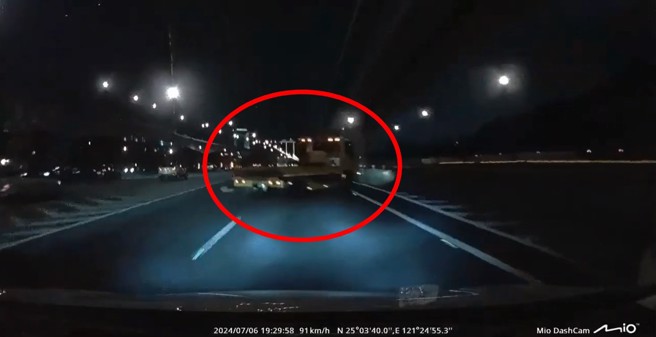 國道上遇到沒打方向燈鬼切的拖吊車，讓駕駛相當氣憤。（翻攝爆料公社二社）