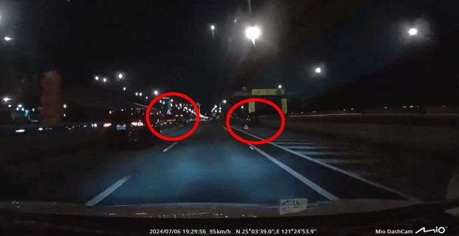 右側有故障車，拖吊車沒打方向燈，鬼切穿越槽化線，連續跨越兩車道，害駕駛差點撞上。（翻攝爆料公社二社）