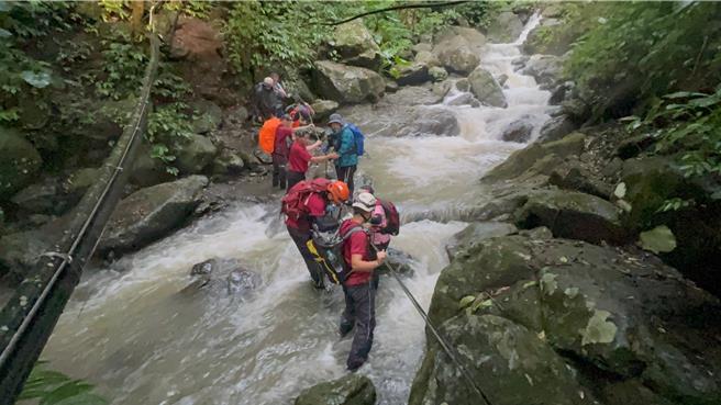 山友8人攀南插天山，遇溪水暴漲受困消防員助脫困。(桃市消防局提供／呂筱蟬桃園傳真)
