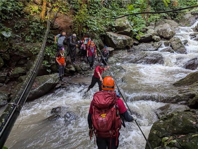 山友8人攀南插天山，遇溪水暴漲受困消防員助脫困。(桃市消防局提供／呂筱蟬桃園傳真)