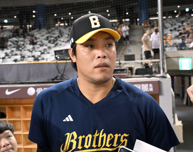 中信兄弟陈子豪因为右手腕伤势下二军。（黄世麒摄）