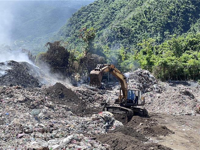 台东兰屿垃圾场连续闷烧4天，乡公所与消防局积极灌救中。(兰屿乡公所提供／蔡旻妤台东传真)