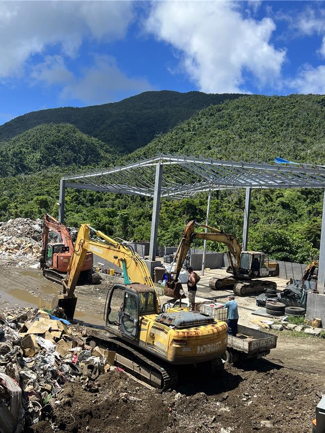 台东兰屿垃圾场连续闷烧4天，乡公所与消防局积极灌救中。(兰屿乡公所提供／蔡旻妤台东传真)