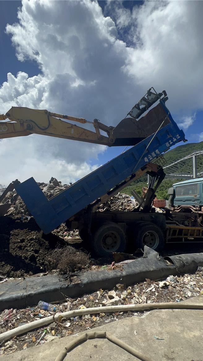 台东兰屿垃圾场连续闷烧4天，乡公所与消防局积极灌救中。(兰屿乡公所提供／蔡旻妤台东传真)