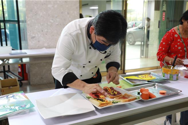 新竹市環保局7日舉辦「綠活美學計畫─食染餐桌」系列活動，透過香山黃、朝山駝、南隘紅、大湖綠4項地方色庫，帶領學員探索在地天然資源的食材和染料。（新竹市政府提供／陳育賢新竹傳真）