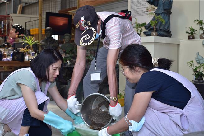 新竹市環保局7日舉辦「綠活美學計畫─食染餐桌」系列活動，透過香山黃、朝山駝、南隘紅、大湖綠4項地方色庫，帶領學員探索在地天然資源的食材和染料。（新竹市政府提供／陳育賢新竹傳真）
