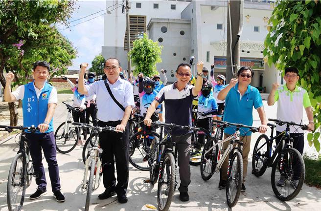 5校師生組成的挑戰團隊，7日從東石國中誓師出發，將一路追逐媽祖足跡。（呂妍庭攝）