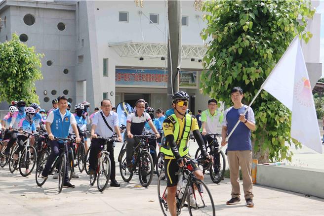 5校師生組成的挑戰團隊，7日從東石國中誓師出發，將一路追逐媽祖足跡。（呂妍庭攝）