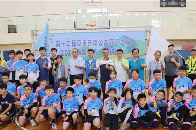 今來自桃園楊明國中、新竹北埔國中、嘉義東石國中、苗栗南和國中、彰化縣萬合國小師生齊聚東石國中，參加「台灣環島啟動儀式」。（呂妍庭攝）