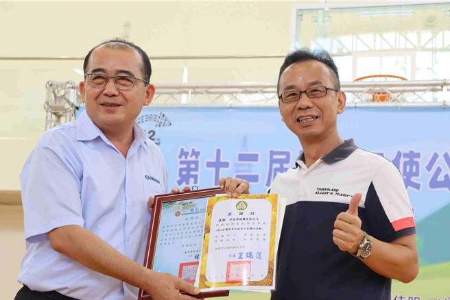 公益單位伊諾華輪胎經理黃文典與東石國中校長林子欽互贈感謝狀。（呂妍庭攝）